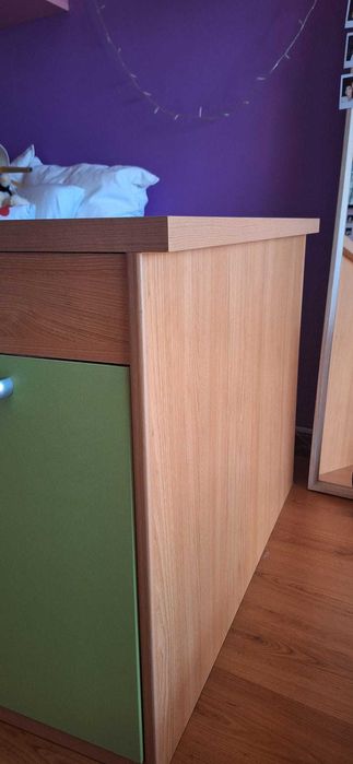 Gavetão de arrumação e também mesa de cabeceira