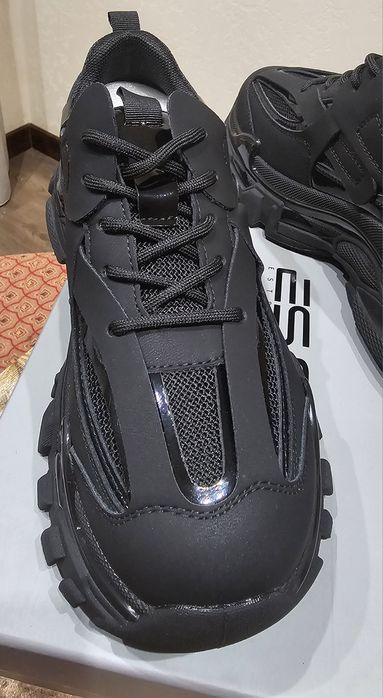 Взуття  ,кросівки estro