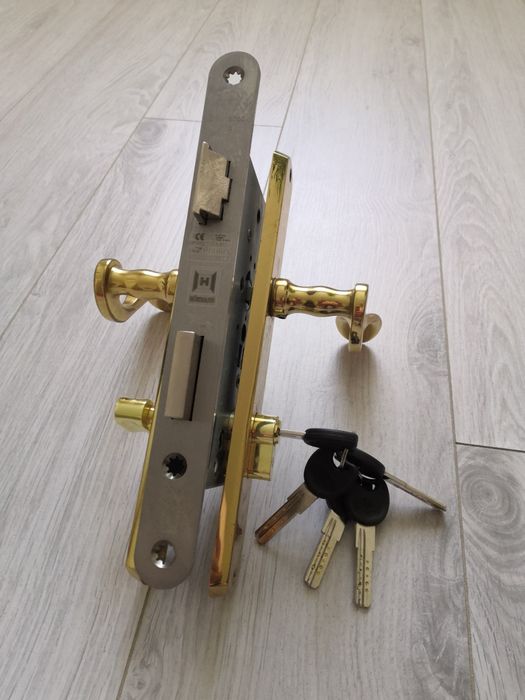 Врізний замок в комплекті