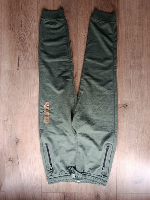 Cienkie sportowe dresowe spodnie Sinsay r.146/152
Długość nogawk