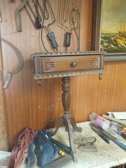 Mesa antiga de apoio para telefone