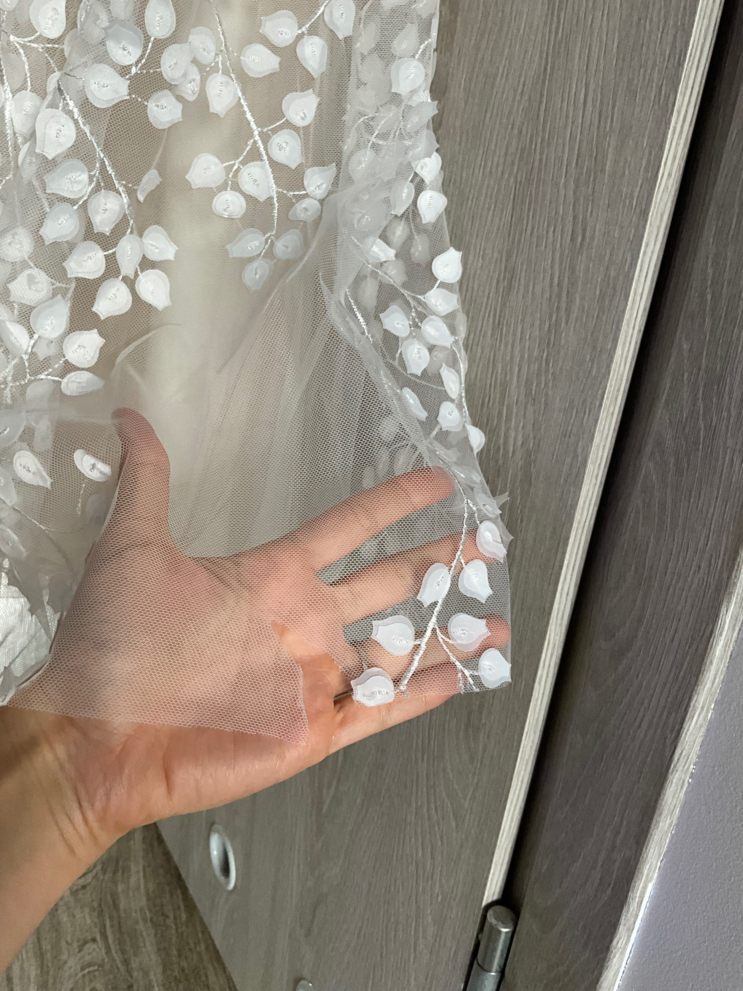 Suknia ślubna z listkami koronką 3D z salonu VOGUE we Wrocławiu