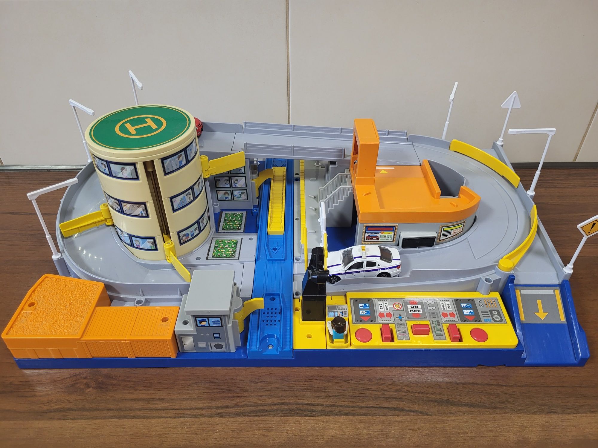 Kolejka Tomy Tomica - zestaw Hypercity Mega Station 85401