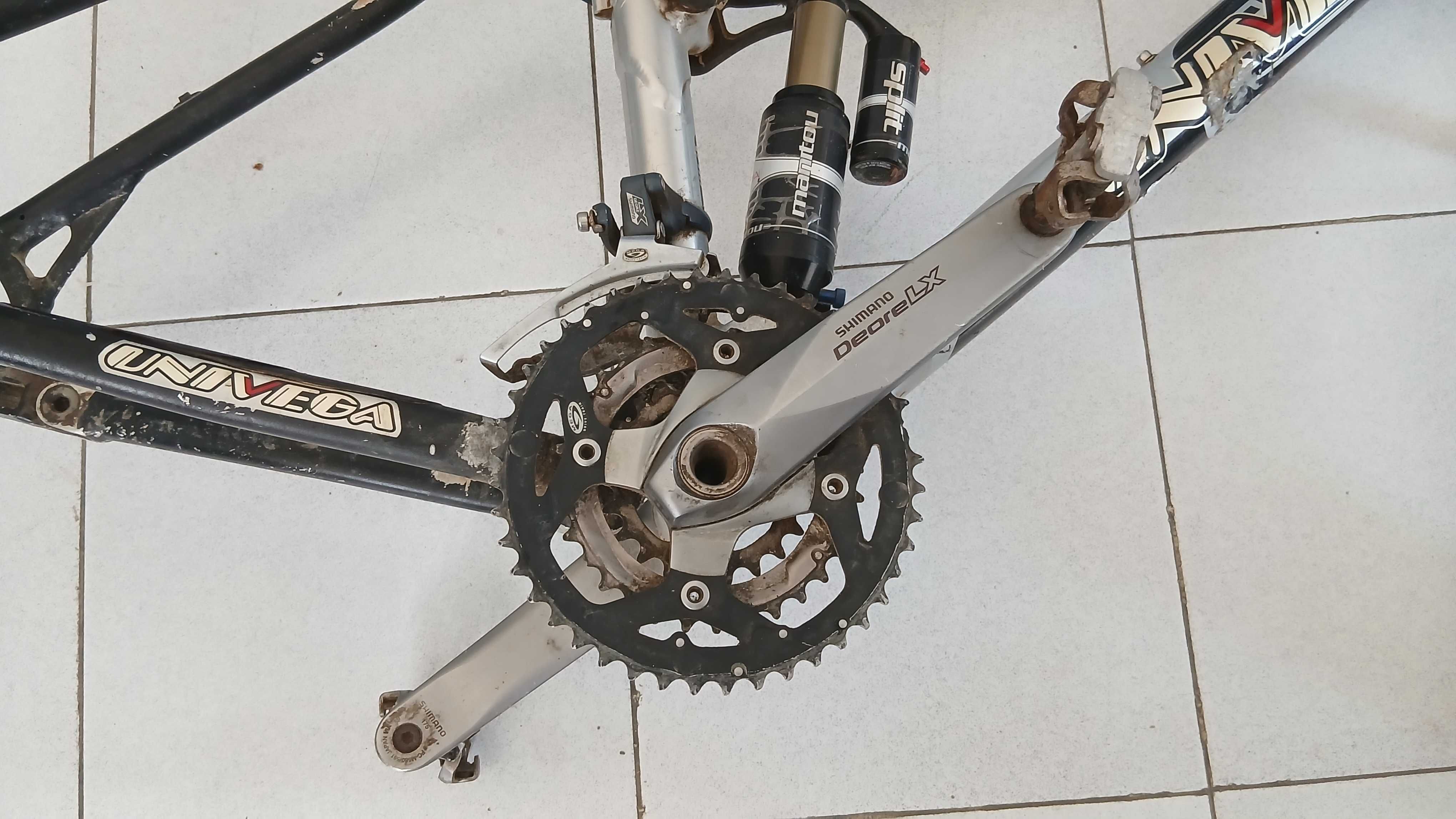 Quadro Univega, suspensão Manitou, rodas Fulcrum e outras peças