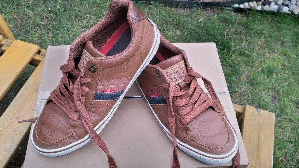 Buty sportowe firmy levis