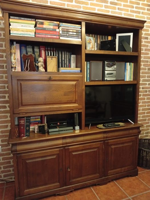 Estante em madeira de castanho