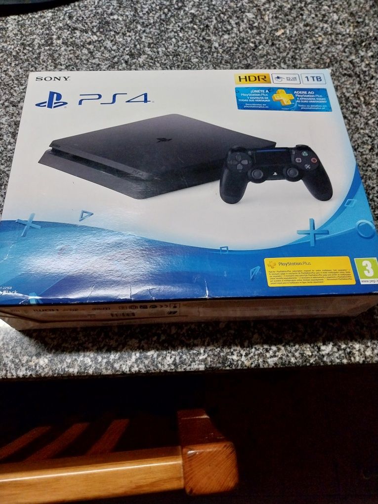 Consola Playstation 4 1 T em caixa com 1 comando e todos os cabos .