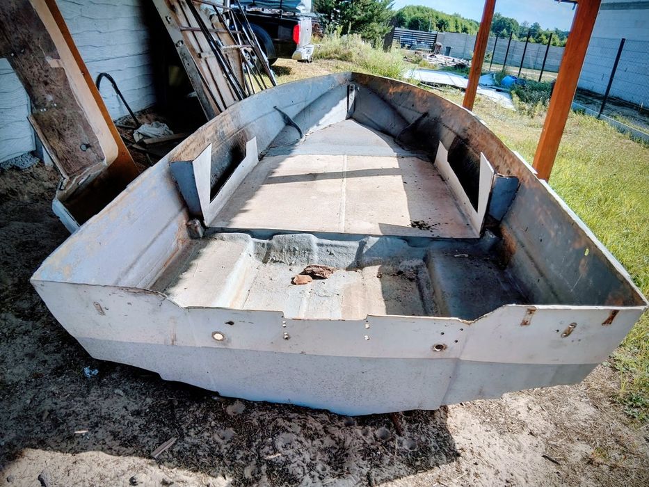 Łódź,  łódka wedkarska do remontu