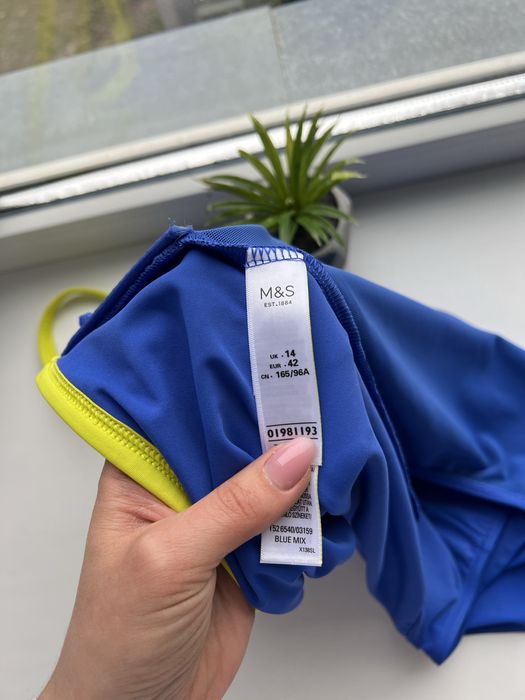 Яскравий суцільний купальник спільний злитний