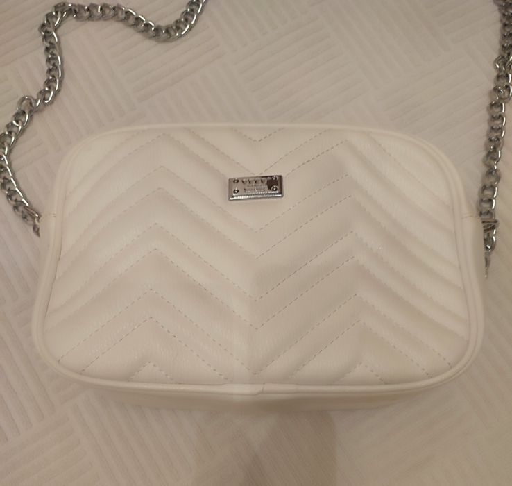 Сумочка белая на длинном ремешке с цепочкой