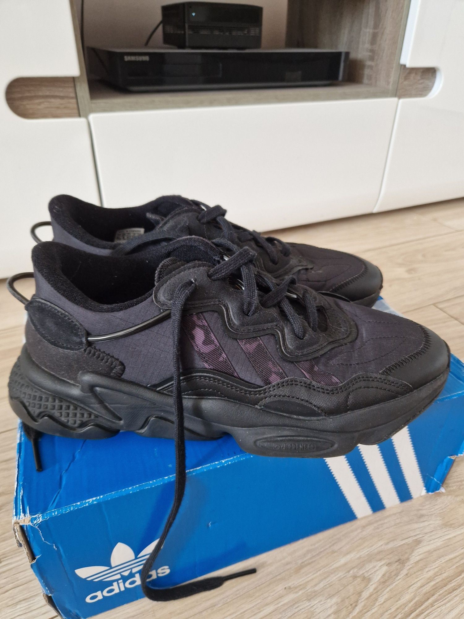 Czarne buty adidas ozweego r. 42