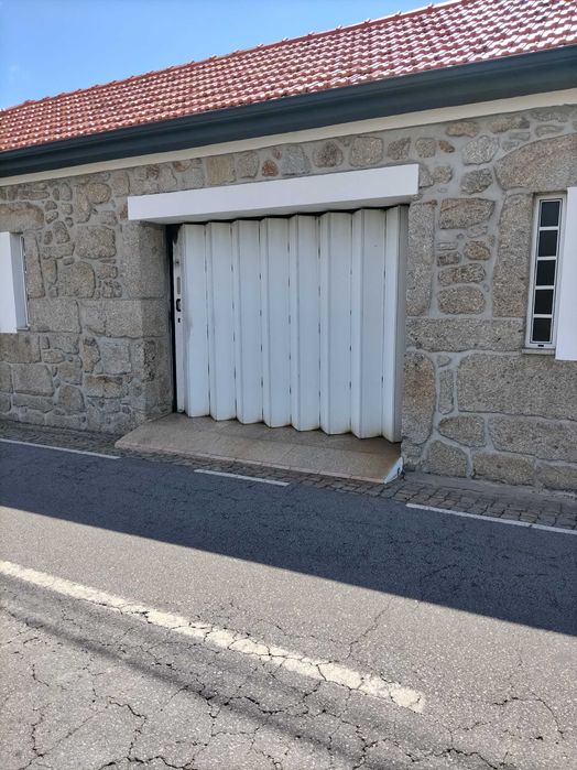 Portão de fole branco