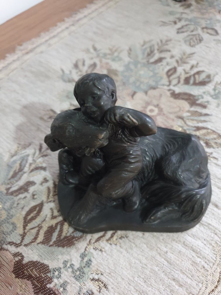 Rzeźba, figurka chłopiec z psem imitacja brązu