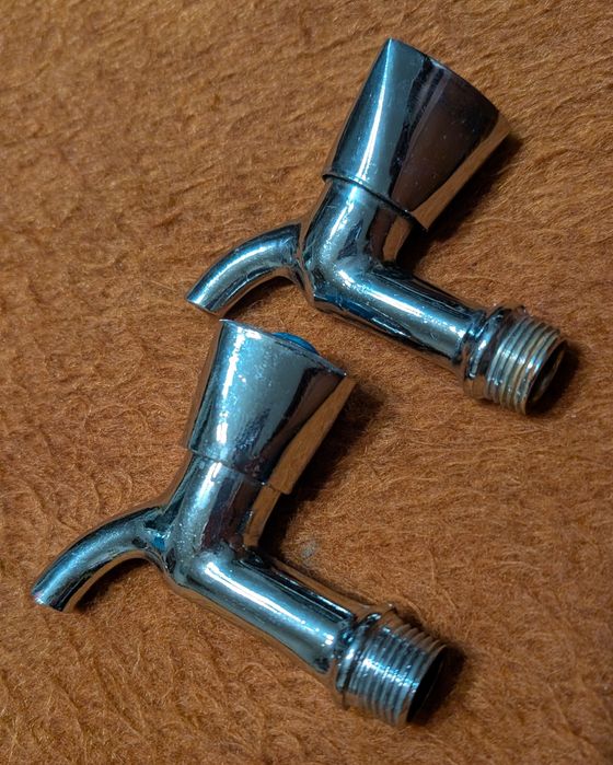 Два монокрани для монтажу зі стіни.