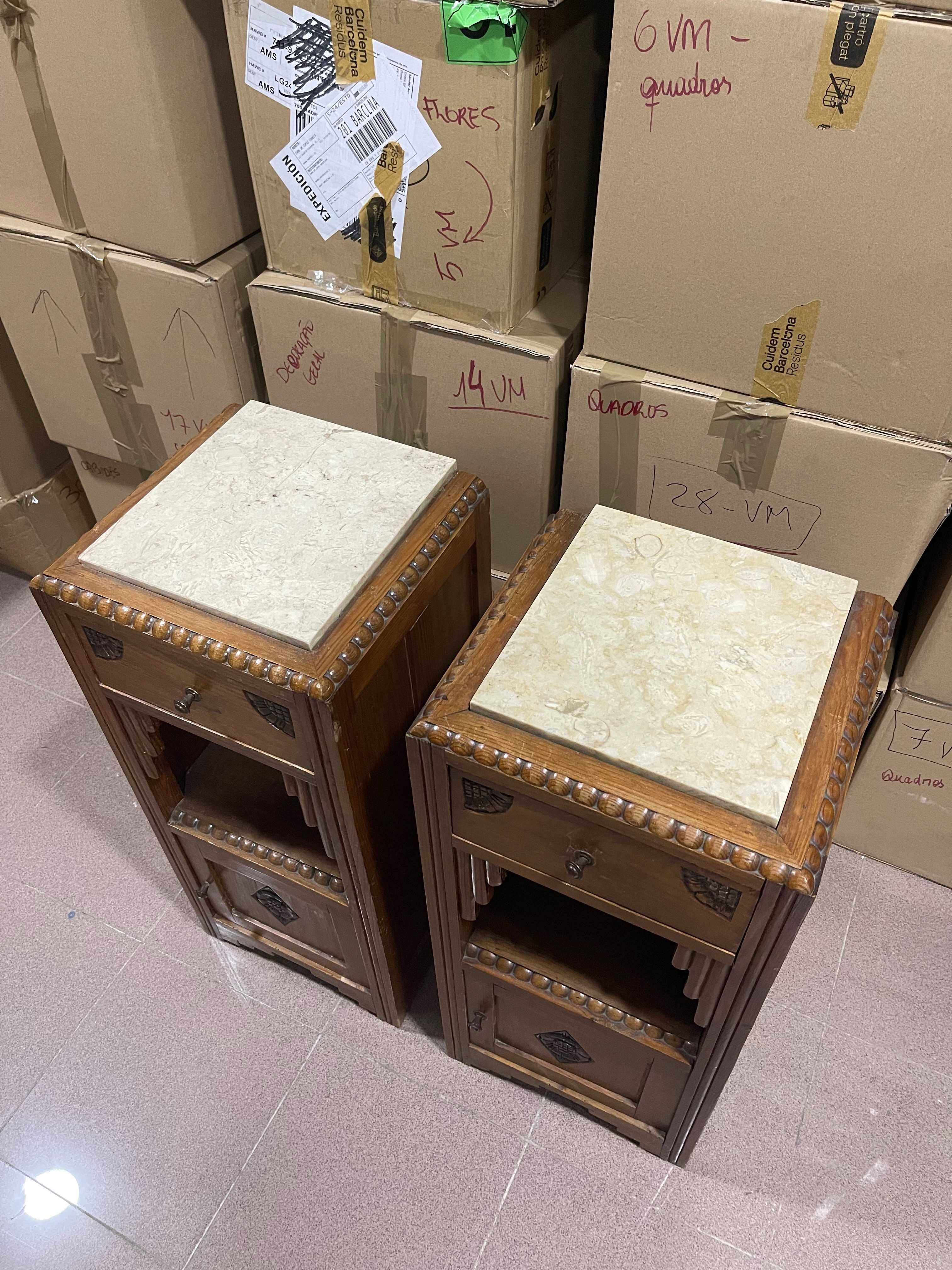 Conjunto de duas mesas de cabeceira vintage em ótimo estado