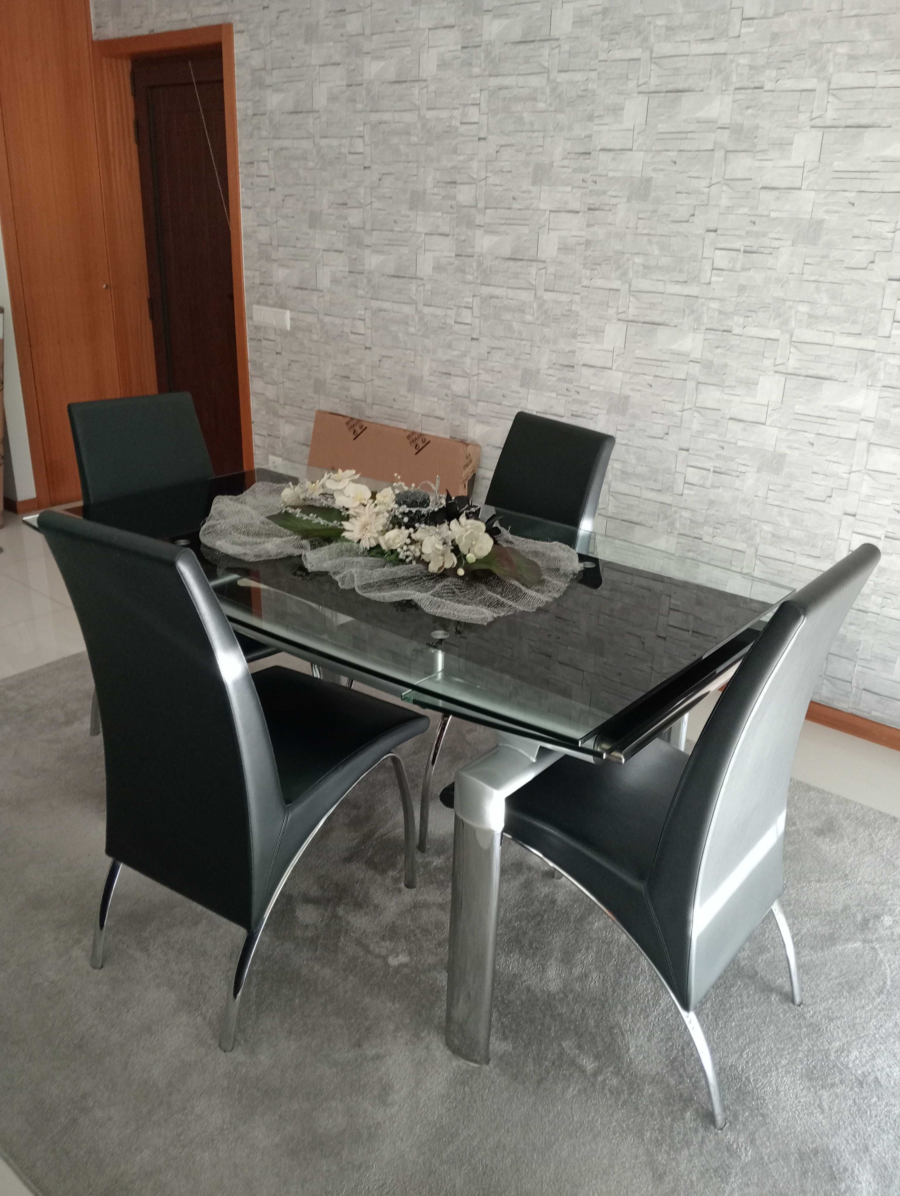 Mesa extensível com 4 cadeiras