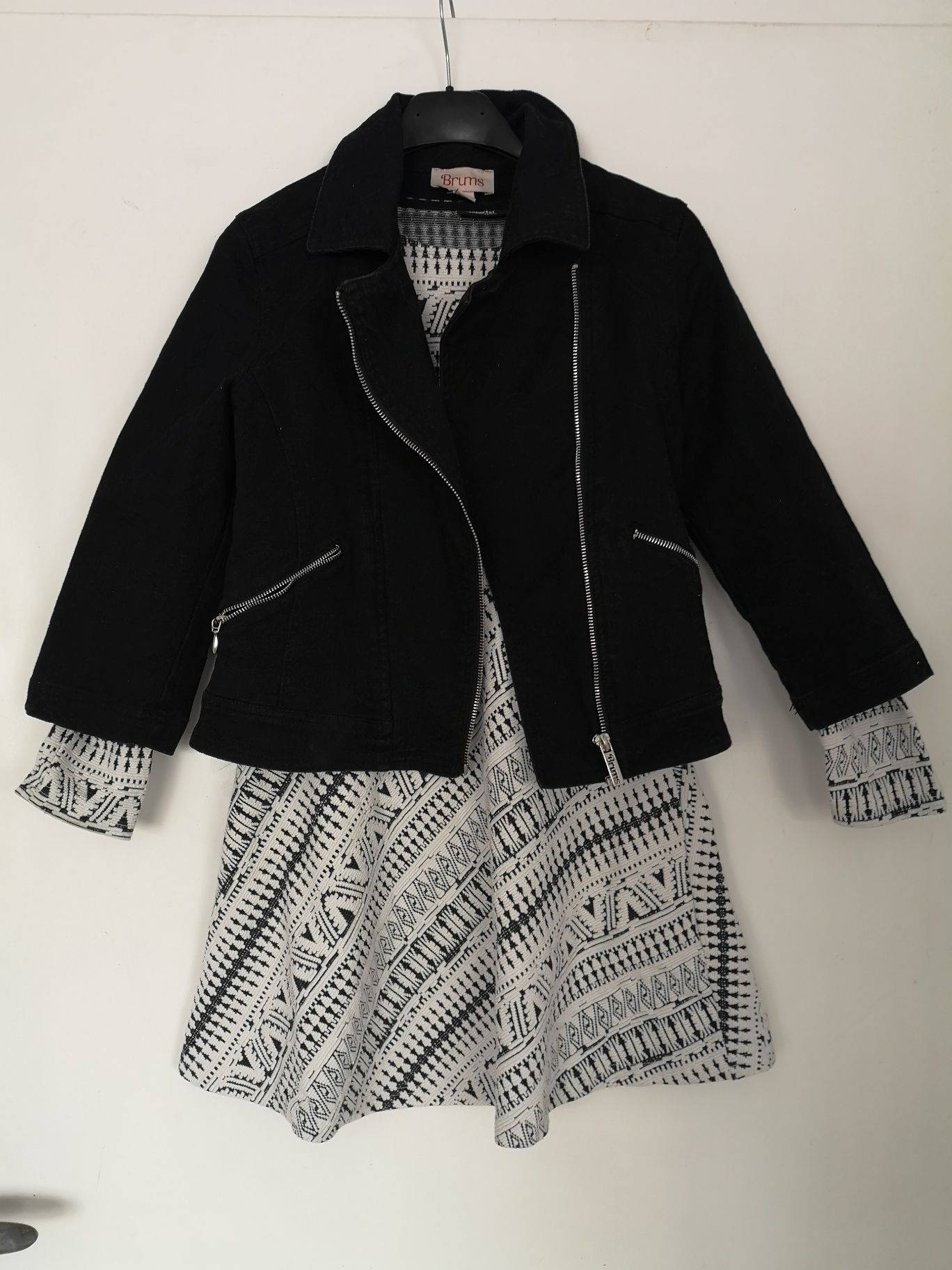 Sukienka dzianinowa ROZKLOSZOWANA biała czarna h 134 140 zara aztec
