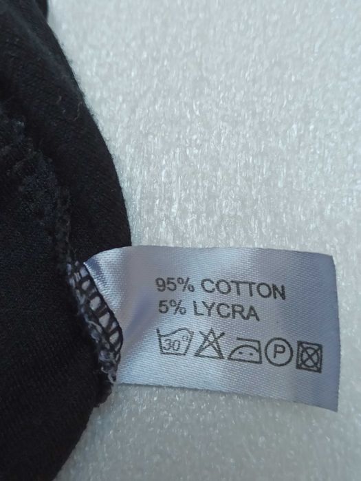 Elegancka czarna sukienka dopasowana z wzorem w pepitkę