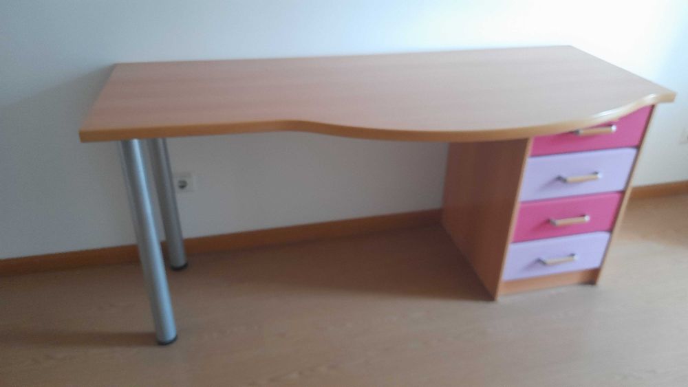 Cama de criança e secretaria