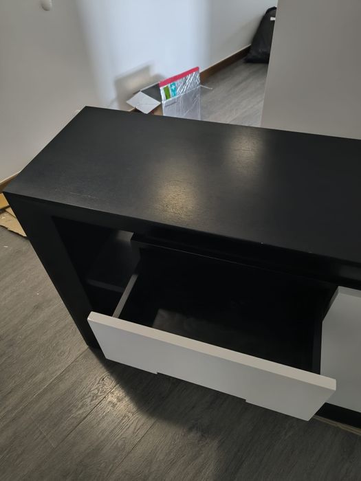 Cómoda lacada branca e wengue preta assimétrica