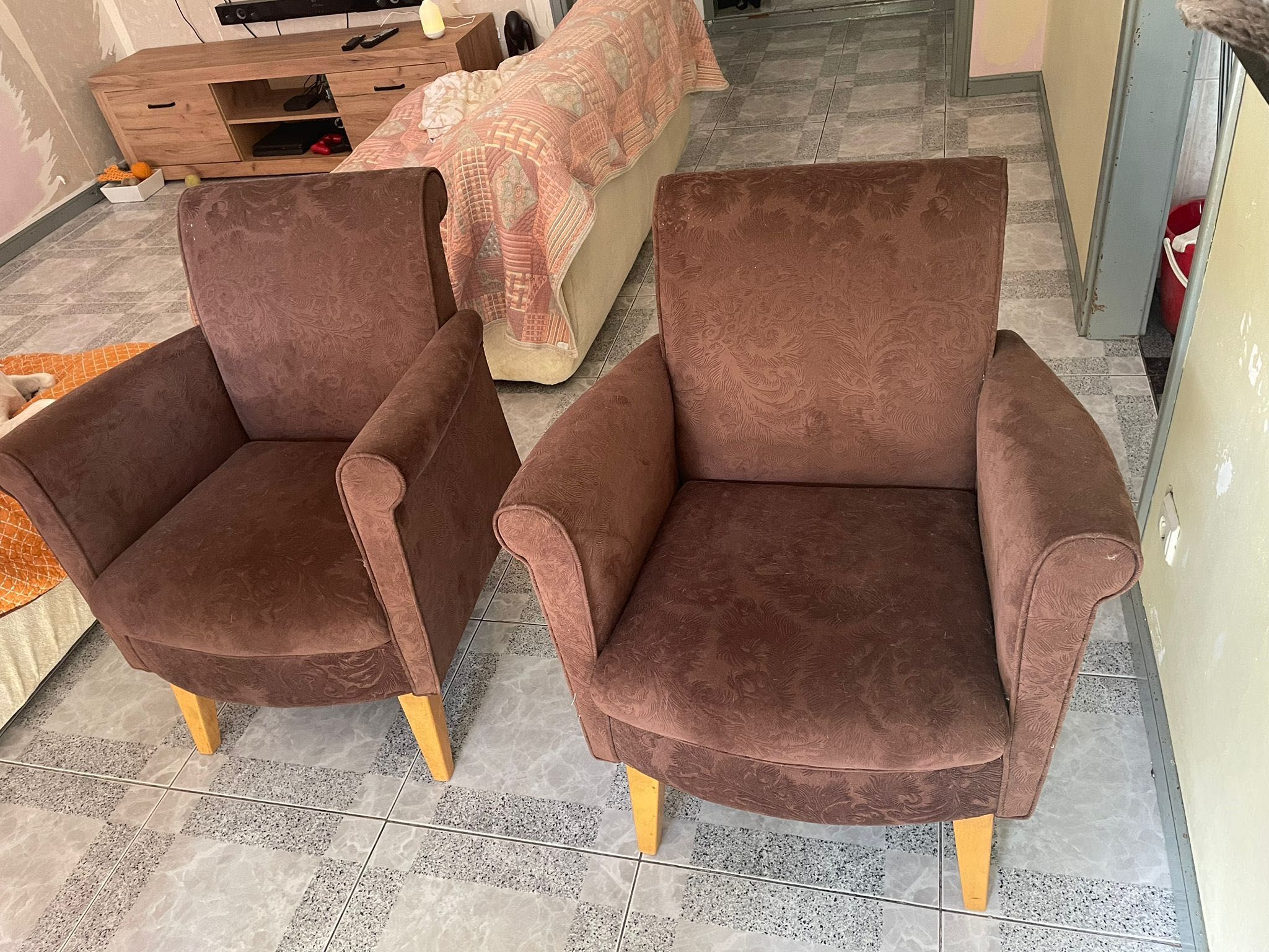 Conjunto 2 cadeirões, castanho com relevo