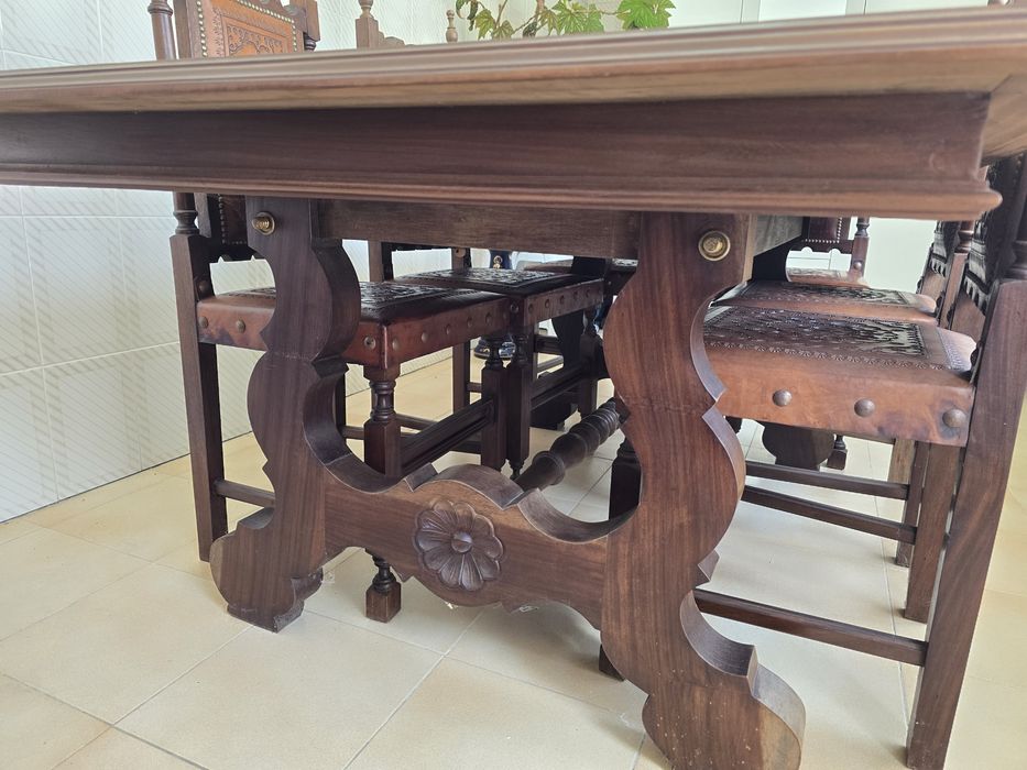 Mesa madeira com 8 cadeiras em couro sem riscos nem mossas