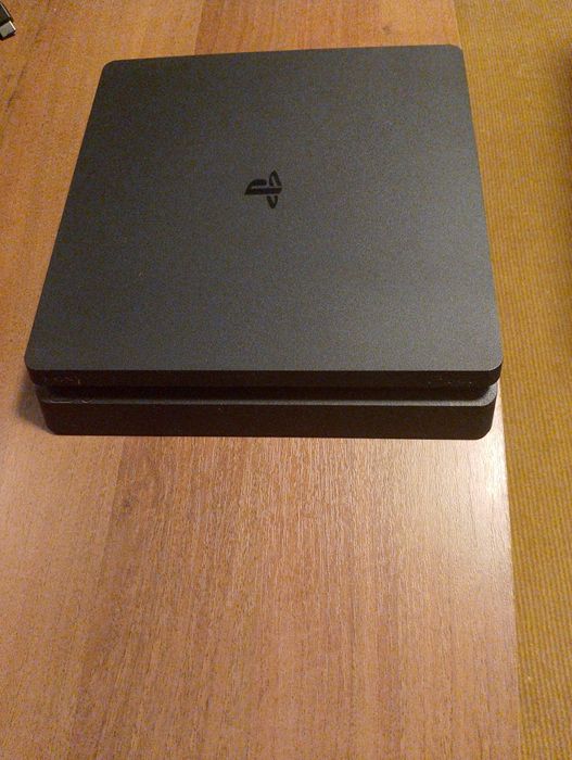 Продам Sony PlayStation 4 Slim 1 тб в отличном состоянии