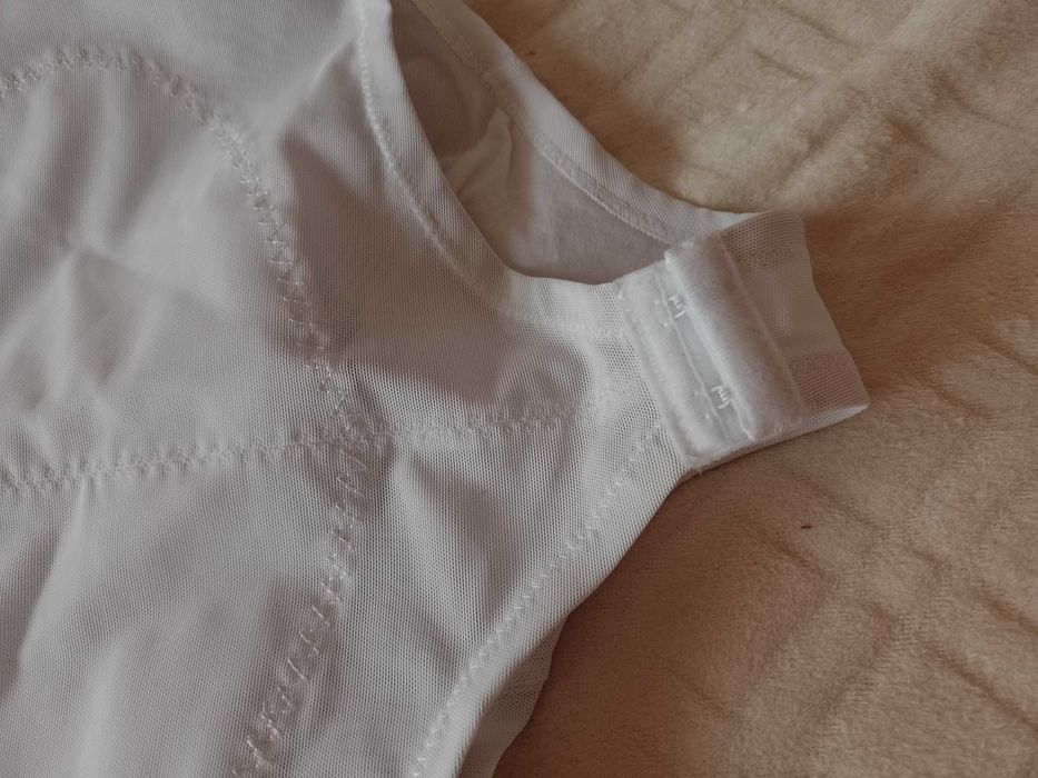 (110C) (4XL/48) Ekskluzywne,. Białe Mocno modelujące z Wiednia