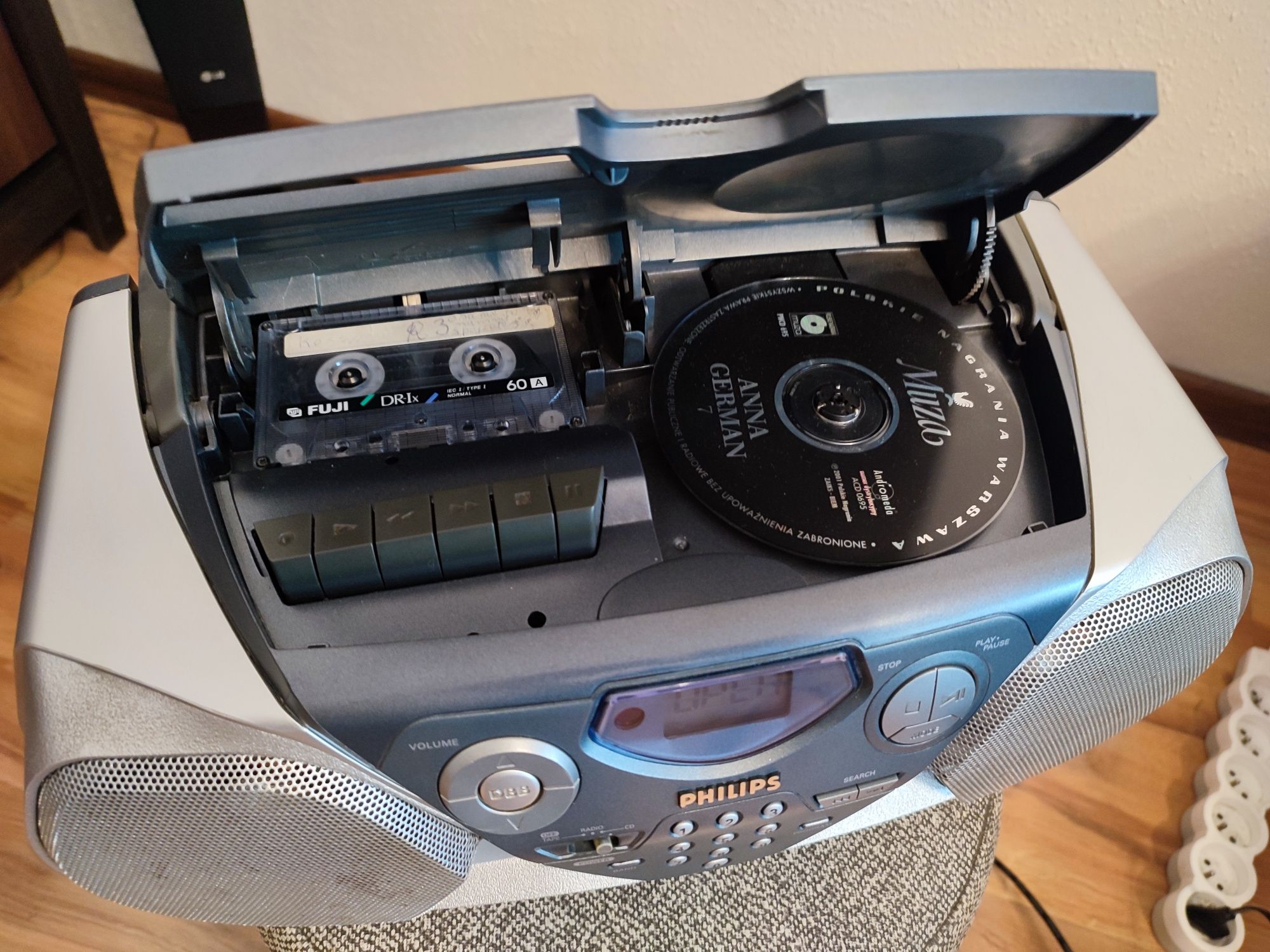 Sprzedam radio Philips z pilotem.