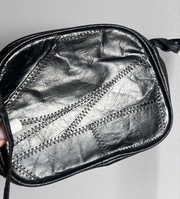 Mała torebka na ramię z paskiem marka Marc Chantal