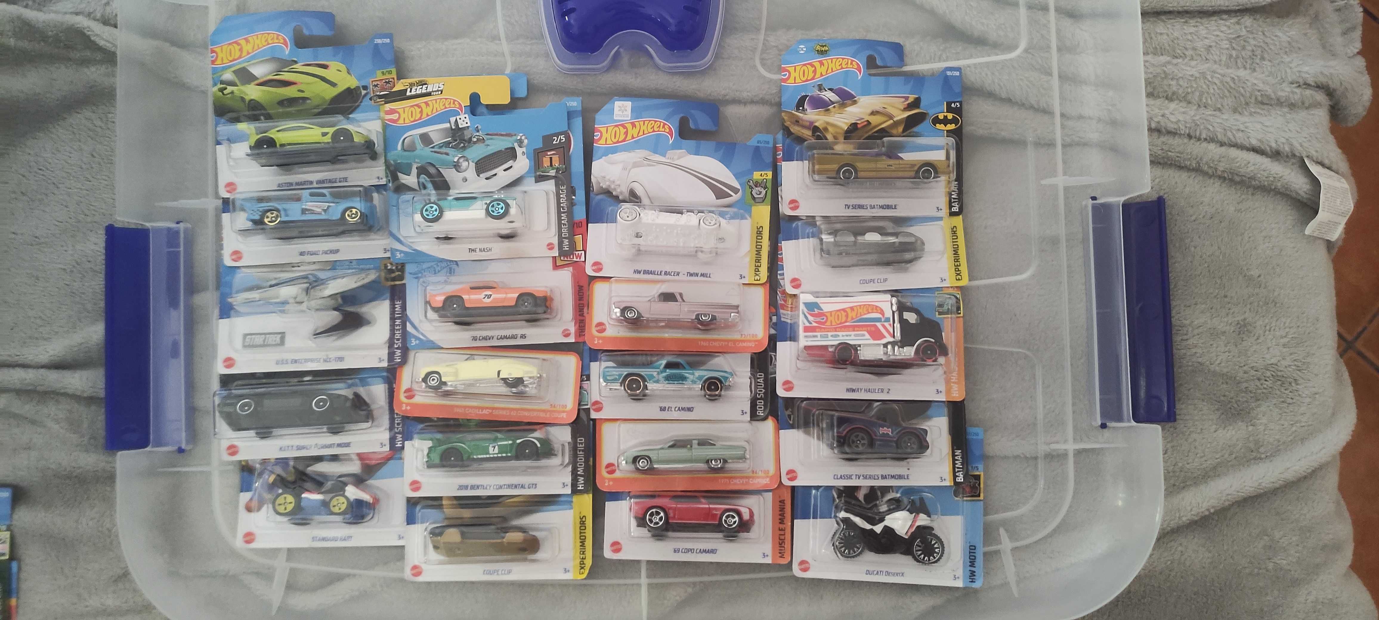HotWheels e outros  *Novos* e SELADOS
