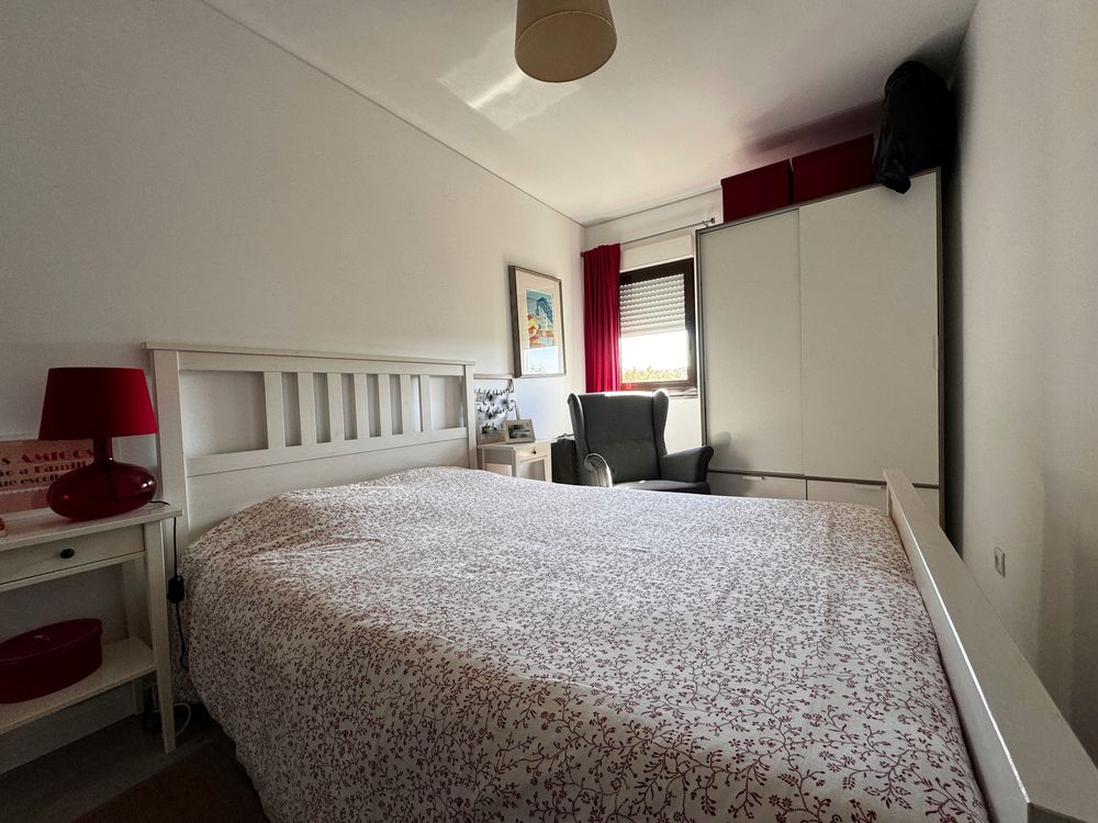 Cama em madeira lacada