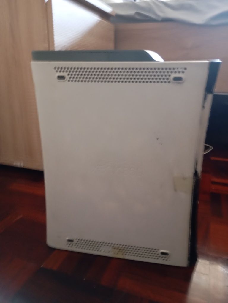 Xbox 360 usada + comado + jogos
Xbox 360 usada + c