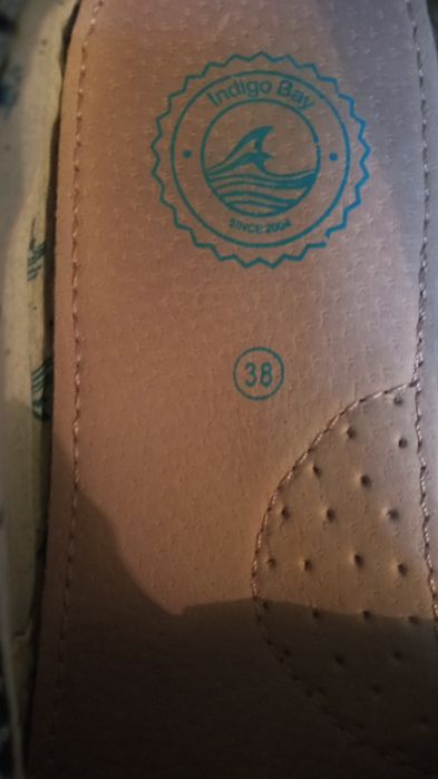 Alpercatas azuis e brancas