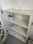 Movel branco com prateleiras