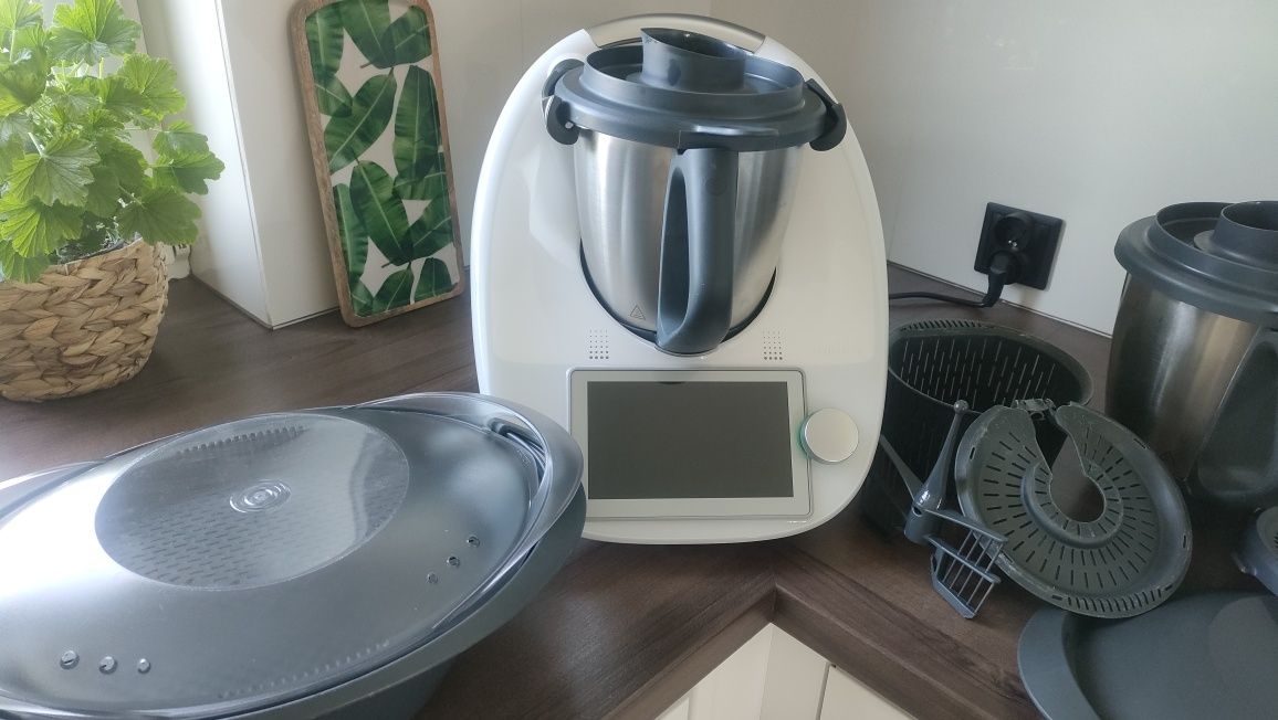 Thermomix TM6 plus dodatkowe naczynie plus akcesoria