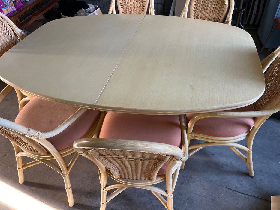 Owalny rozkladny  stół jadalny z jasnego rattanu