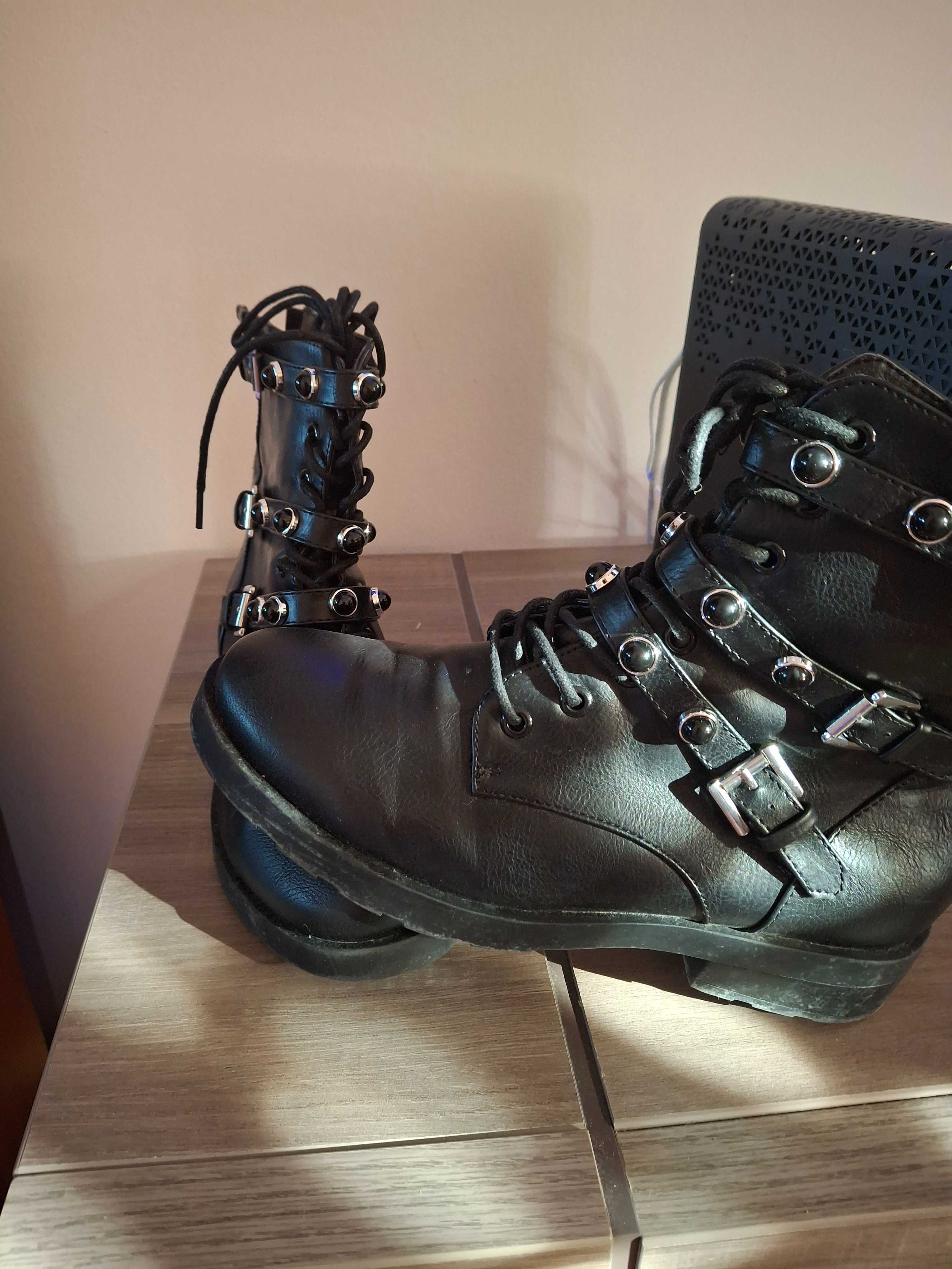 Botas pretas com brilhantes