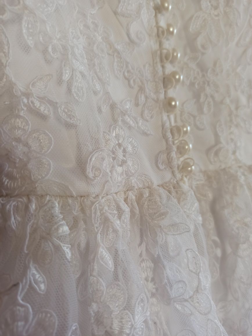 Koronkowa biała suknia ślubna