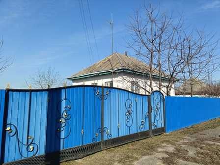 Будинок в центрі с. Лукашівка.