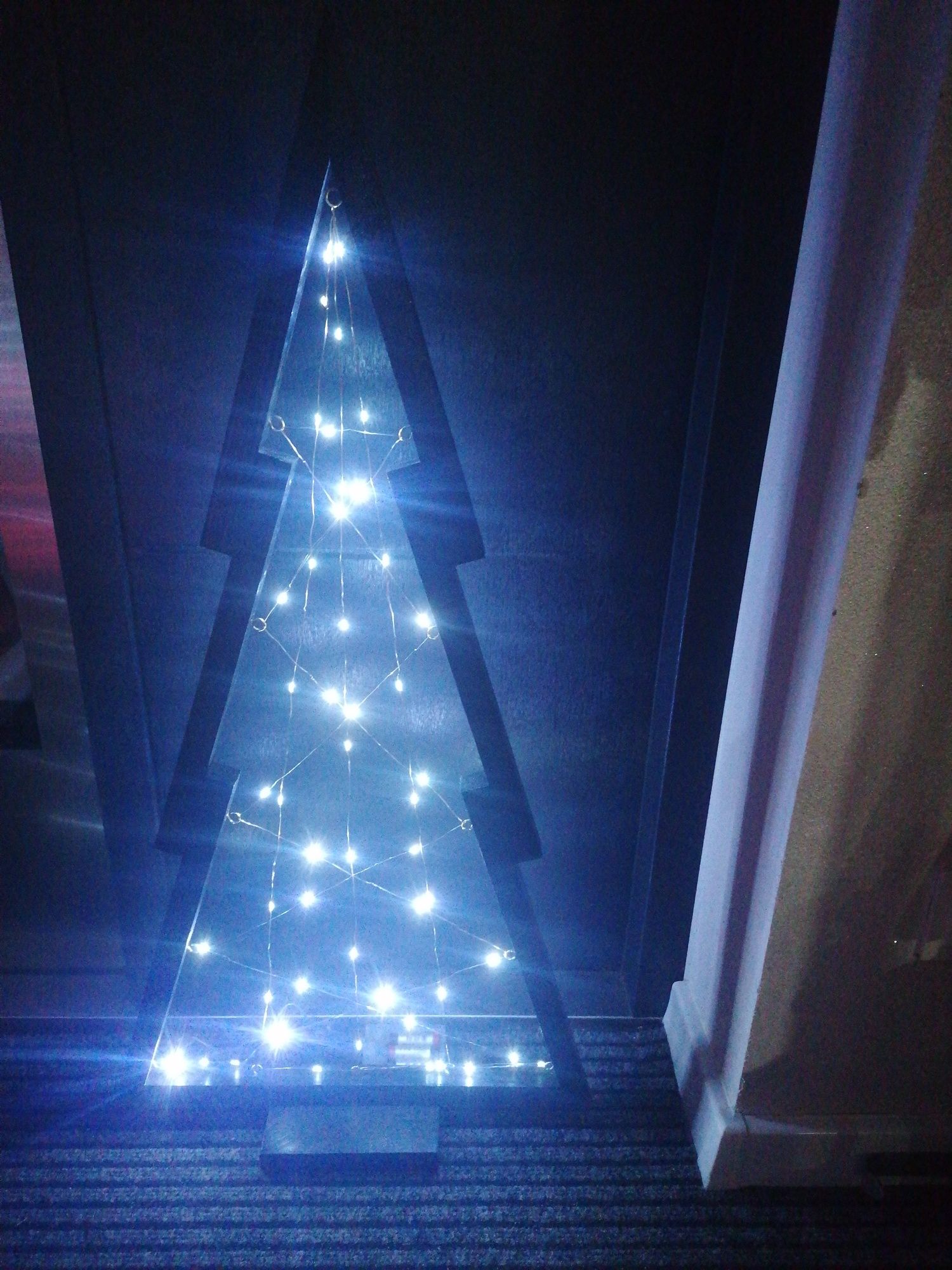 Choinka z drewna lampki LED
