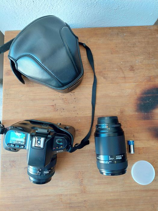 Camera Nikon F70 com acessórios.