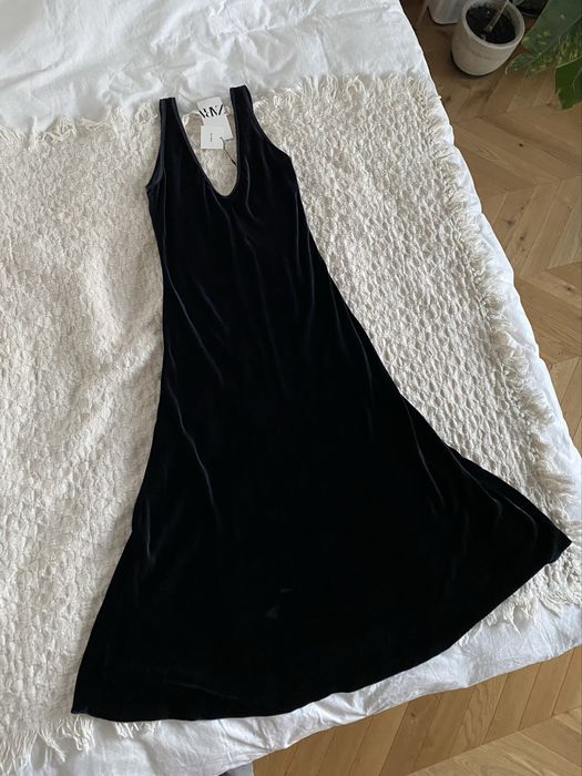 Czarna aksamitna sukienka jedwabna 34 XS zara Massimo Dutti połyskując