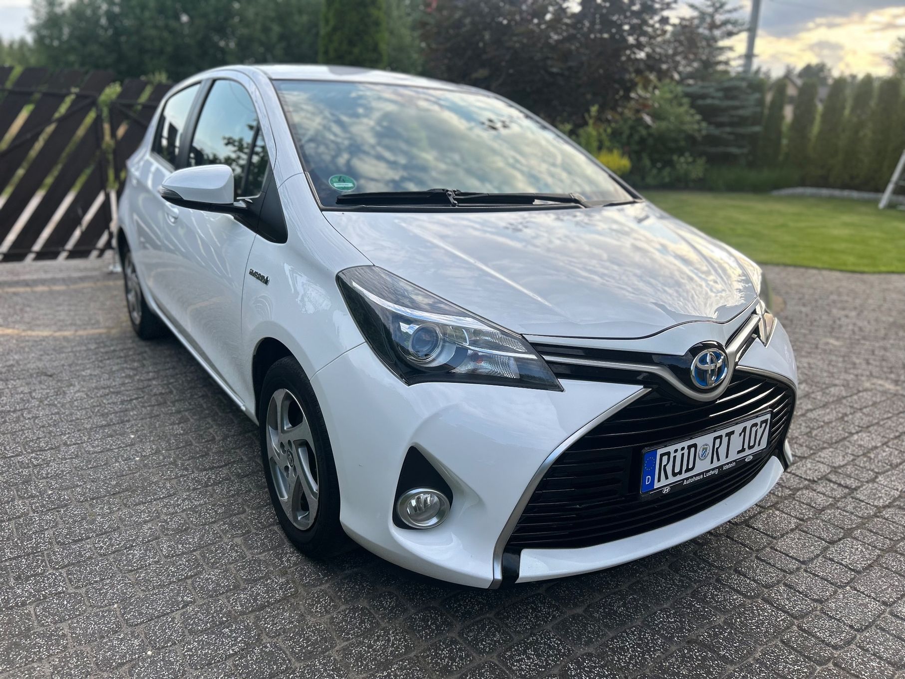 Toyota Yaris 1.5 Hybrid Super Stan z Niemiec opłacony