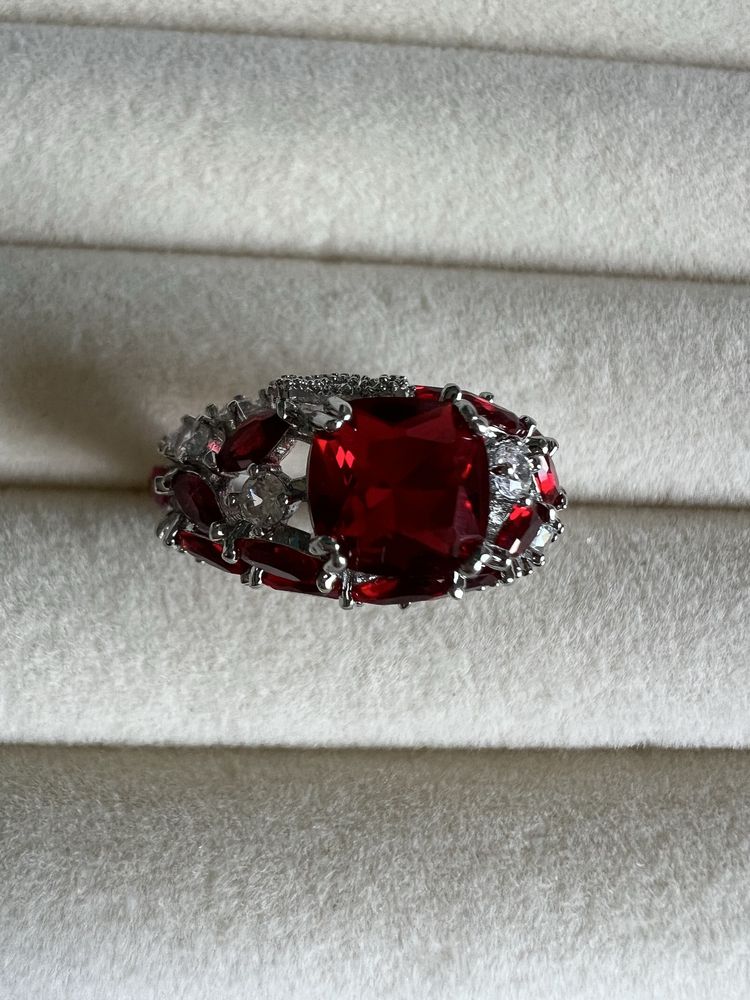 Elegancki pierścionek – Rubinowy Blask