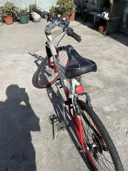 Bicicleta de montanha com peneus de estrada
