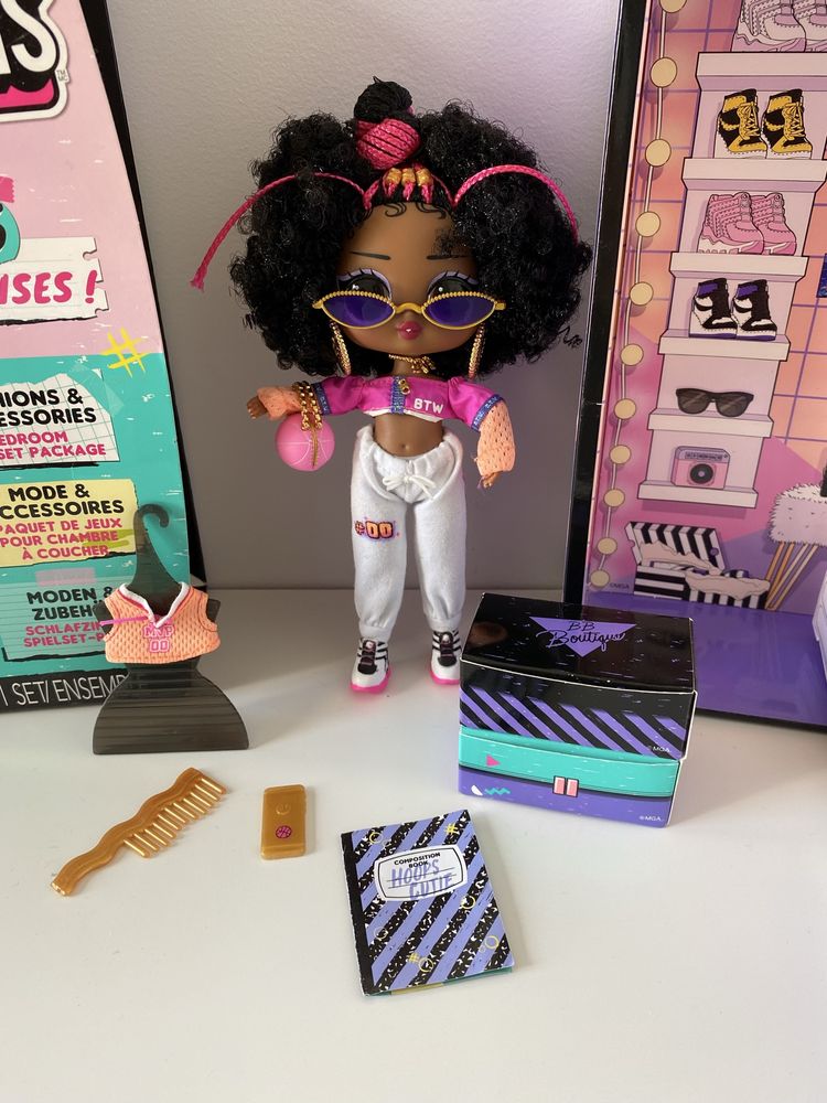 boneca LOL surprise com caixa e acessórios