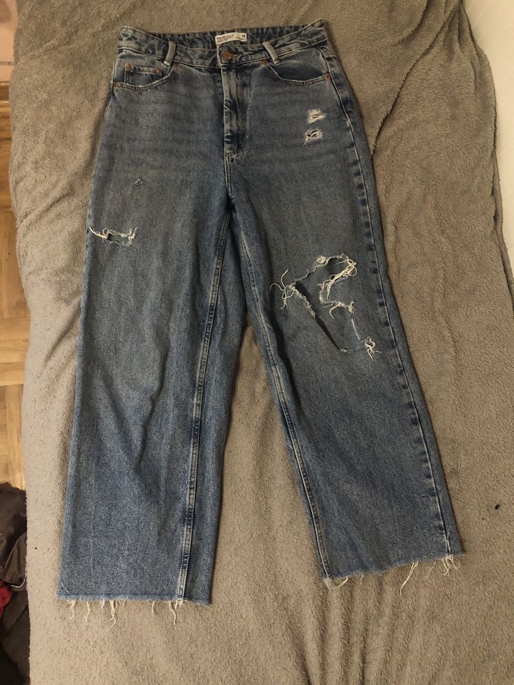 Baggy jeansy z dziurami i wysokim stanem