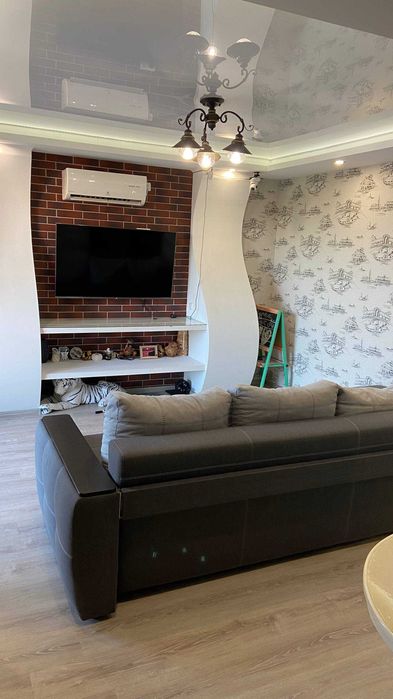 Продам 3 кімнатну квартиру 5/5 (пр-т Будівельників 32А)