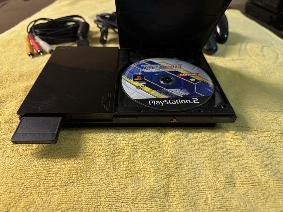 Playstation 2 com 2 comandos e 1 jogo